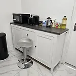 Trendy Apartment In Old Street